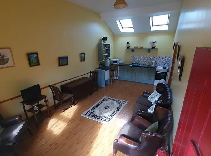 Farm Hostel, And אכסניה סליין